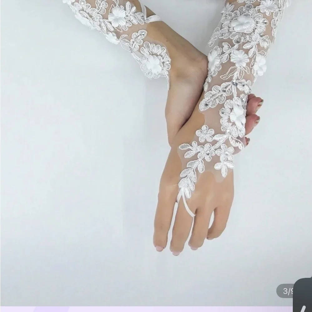 Elegant White Floral Lace Gloves
